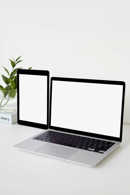 Un écran d’ordinateur moderne affichant un travail de conception web, avec des visuels créatifs dans un espace de travail.